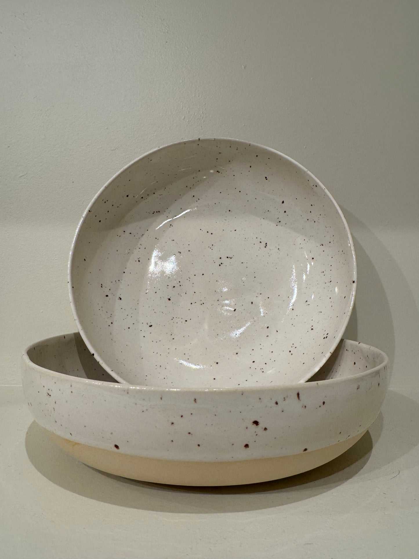 Low bowl M in our Speckled colour